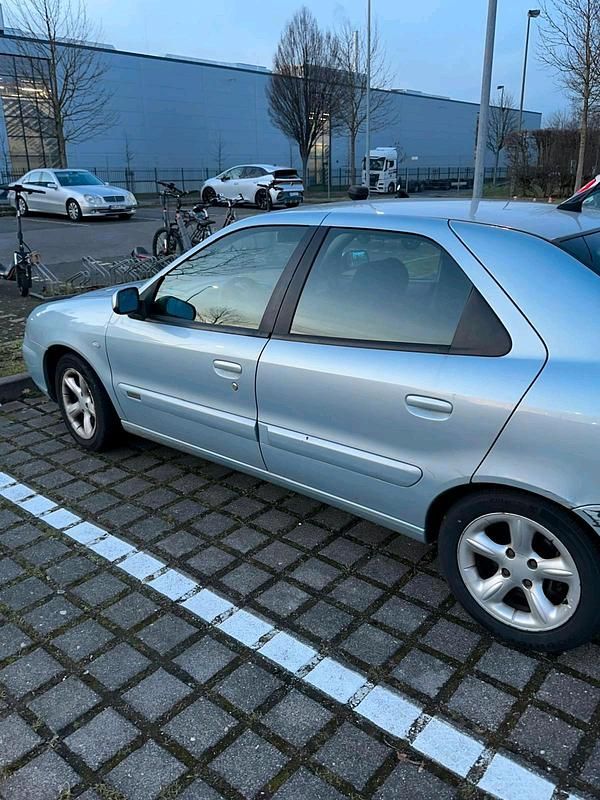 Grau Gebraucht 2003 Citroën Xsara Limousine | 950 € - Bild 1/4