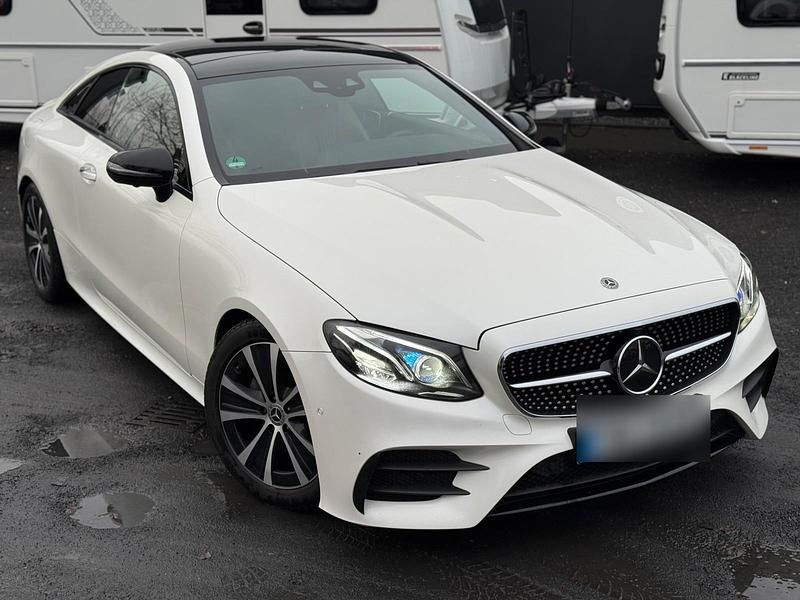 Weiß Gebraucht 2019 Mercedes E300 AMG line Coupé | 29.500 € (Etwas zu teuer) - Bild 1/4