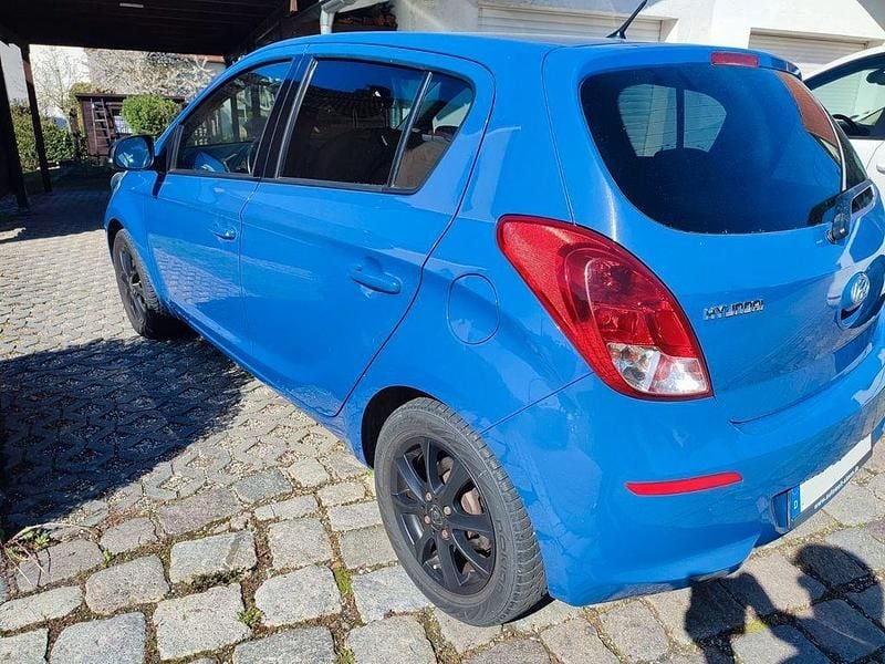 Gebraucht Hyundai i20 101 PS (74 kW) 2014 Blau Kleinwagen