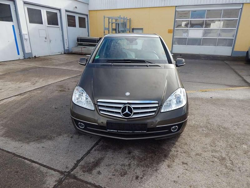Gebraucht Mercedes A180 116 PS (85 kW) 2011 Braun Kleinwagen