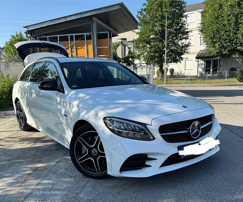 Weiß Gebraucht 2021 Mercedes C300e AMG line Plus Kombi | 26.500 € - Bild 1/4
