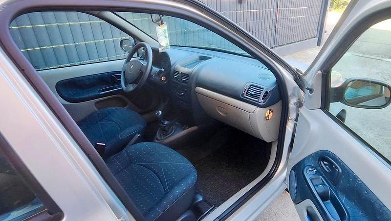 Second-hand Renault Clio II Expression 75 CP (55 kW) 2003 Argintiu Berlinǎ