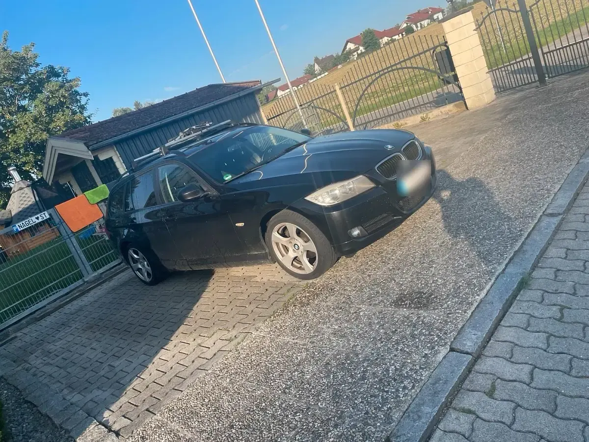 Gebraucht BMW 318 143 PS (105 kW) 2011 Schwarz Kombi