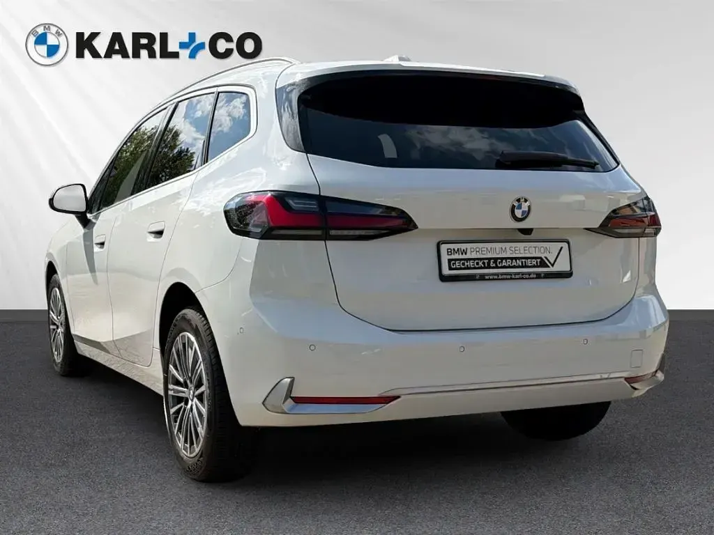 Gebraucht BMW 218 Active Tourer Luxury Line 150 PS (110 kW) 2023 Weiss Van / Kleinbus