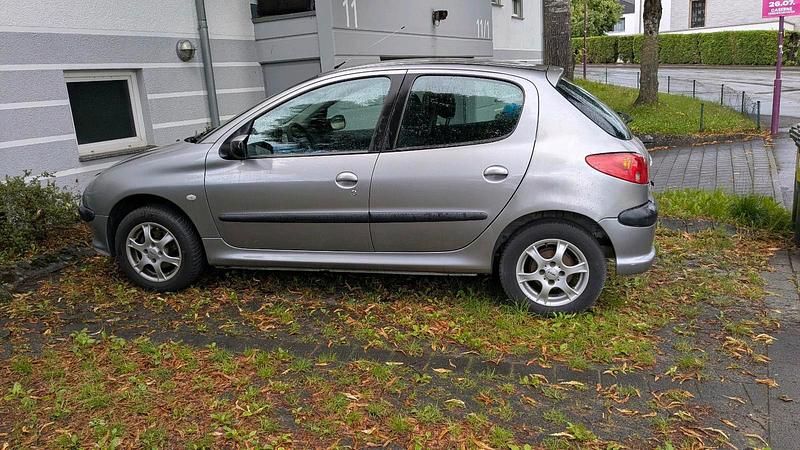 Silber Gebraucht 2005 Peugeot 206 Kleinwagen | 950 € - Bild 1/4