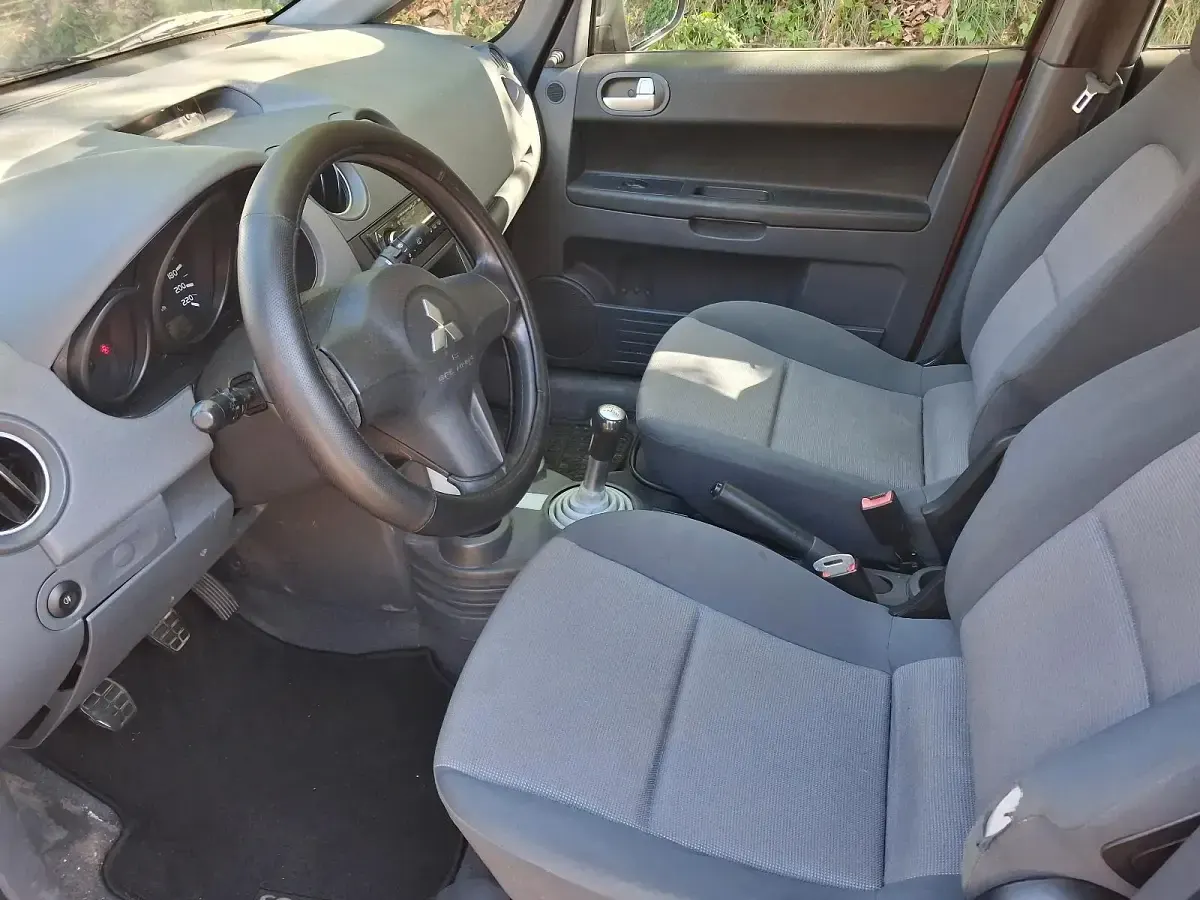 Begagnad Mitsubishi Colt 95 HK (69 kW) 2006 Röd Halvkombi