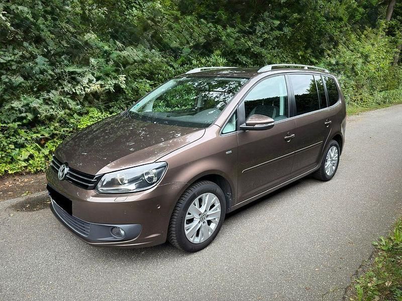 Braun Gebraucht 2013 VW Touran Van / Kleinbus | 9.390 € (Fairer Preis) - Bild 1/4