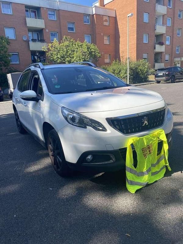 Weiß Gebraucht 2017 Peugeot 2008 Active SUV | 8.300 € (Guter Preis) - Bild 1/4