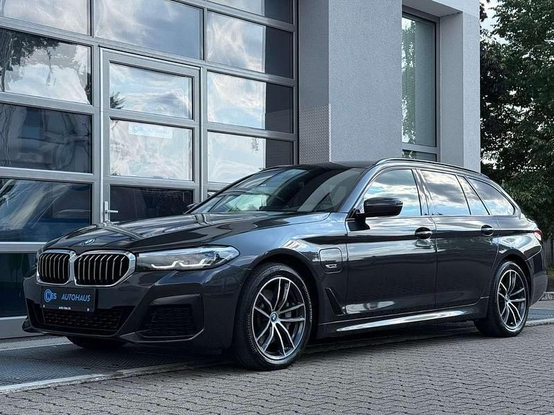 Sophistograu Gebraucht 2022 BMW 530e M Sport Kombi | 29.890 € (Guter Preis) - Bild 1/4
