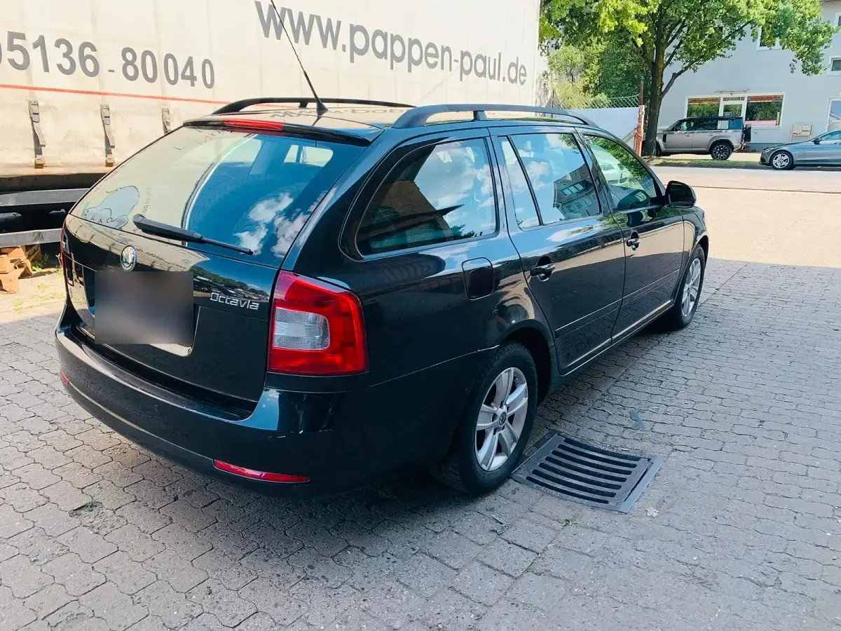 Gebraucht Skoda Octavia 105 PS (77 kW) 2010 Schwarz Kombi