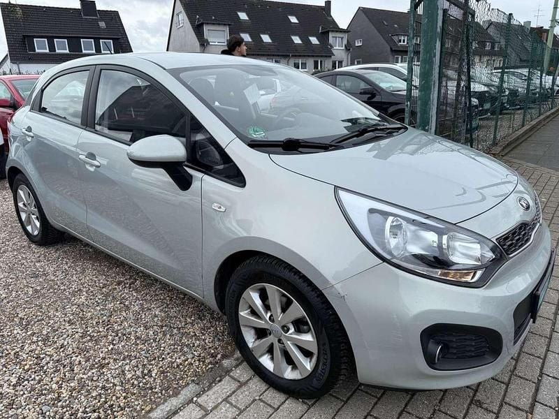 Gebraucht Kia Rio Edition 7 86 PS (63 kW) 2015 Silber Kleinwagen