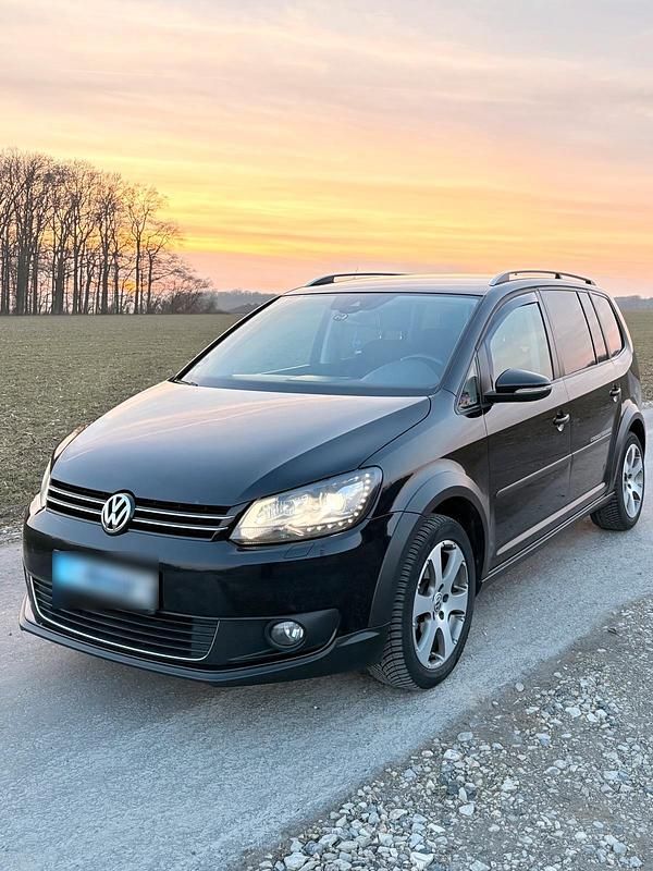 Schwarz Gebraucht 2012 VW Touran Cross Van / Kleinbus | 8.950 € (Fairer Preis) - Bild 1/4