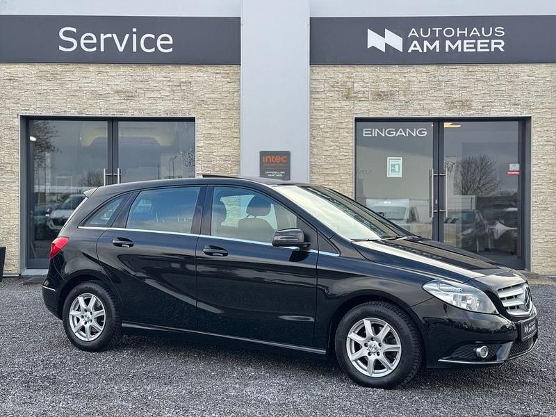 Schwarz Gebraucht 2015 Mercedes B180 Van / Kleinbus | 13.999 € (Fairer Preis) - Bild 1/4