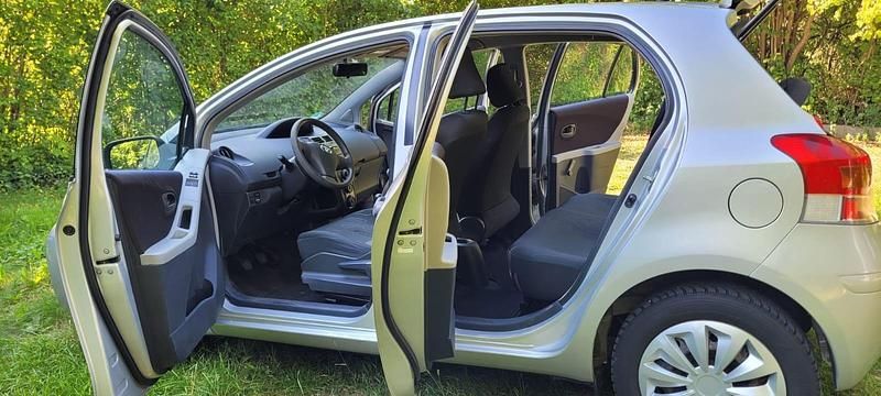 Silber Gebraucht 2009 Toyota Yaris Kleinwagen | 2.100 € (Superpreis) - Bild 1/4
