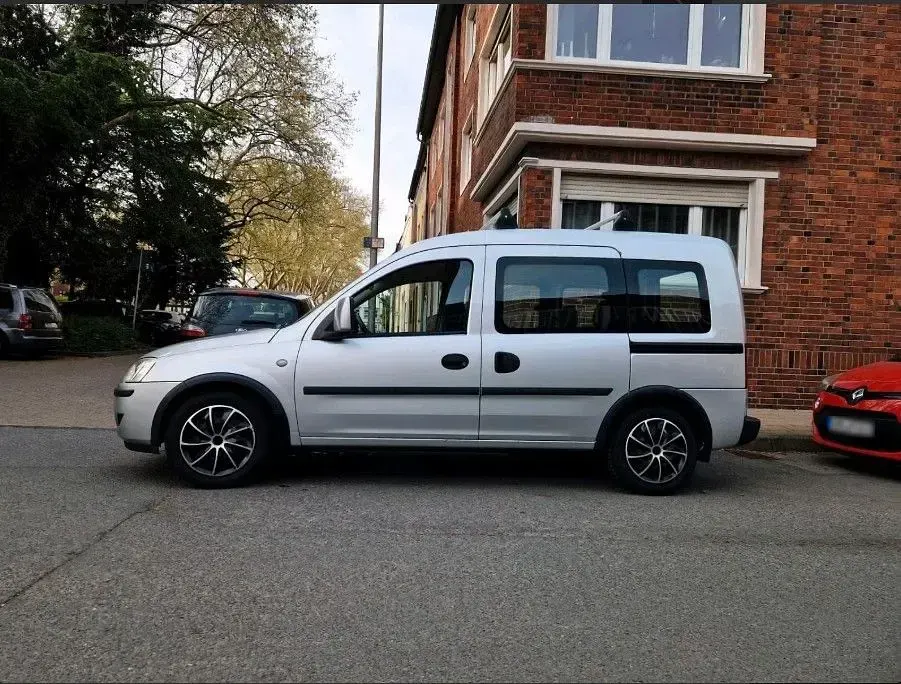 Usata Opel Combo 94 CV (69 kW) 2006 Argento Monovolume