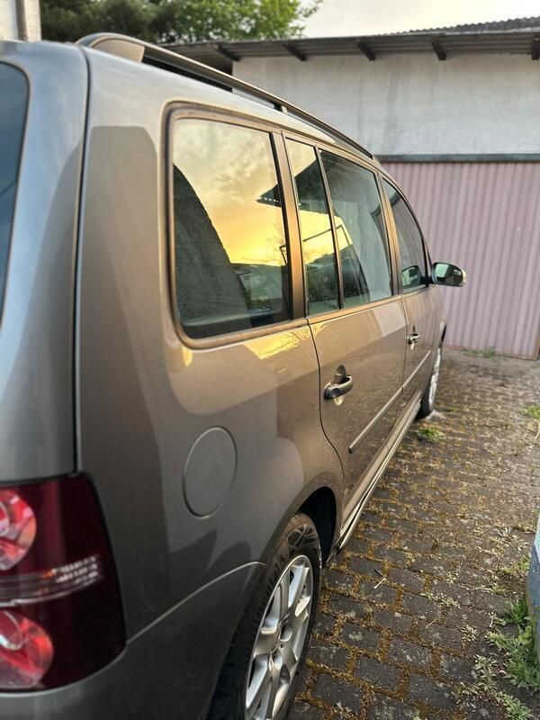 Braun Gebraucht 2009 VW Touran Van / Kleinbus | 3.600 € (Fairer Preis) - Bild 1/4