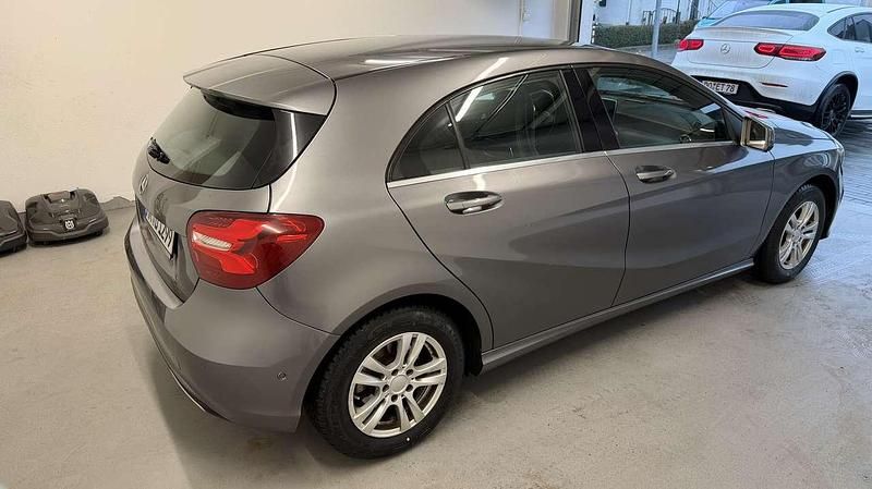 Gebraucht Mercedes A180 109 PS (80 kW) 2016 Grau Kleinwagen