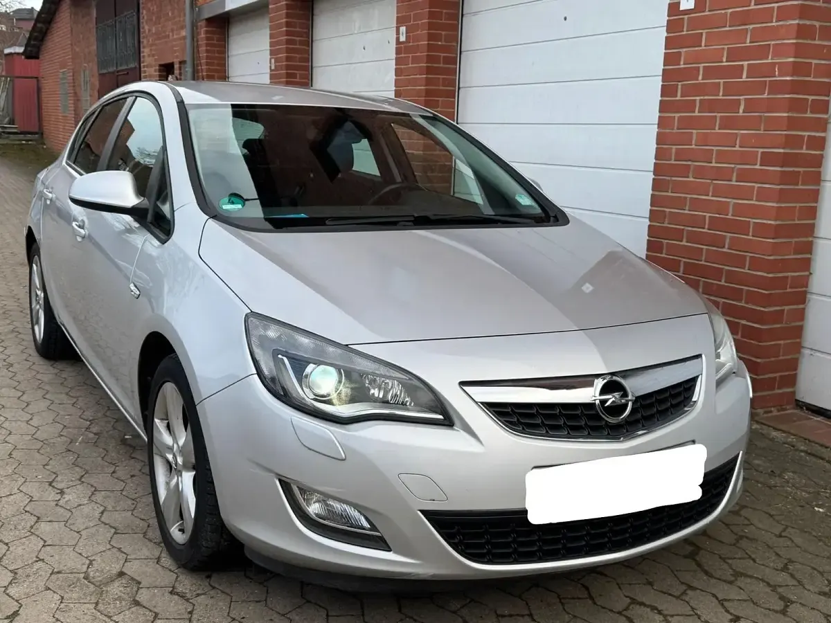 Gebraucht Opel Astra 101 PS (74 kW) 2011 Silber Kleinwagen