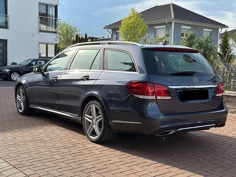 Gebraucht Mercedes E350 Avantgarde 252 PS (185 kW) 2014 Blau Limousine
