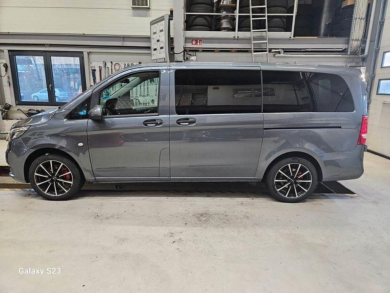 Grau Gebraucht 2015 Mercedes Vito Van / Kleinbus | 28.300 € (Teuer) - Bild 1/4