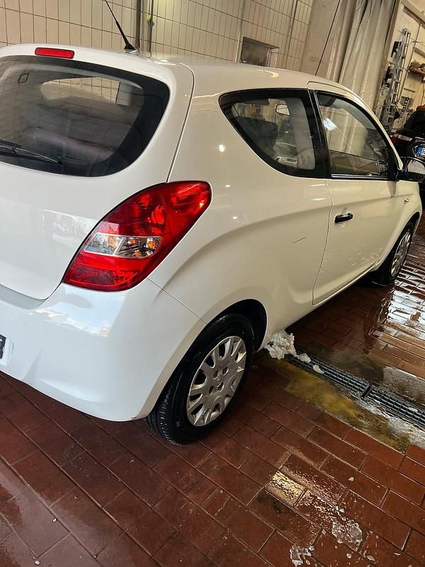 Weiß Gebraucht 2012 Hyundai i20 Kleinwagen | 1.649 € - Bild 1/4