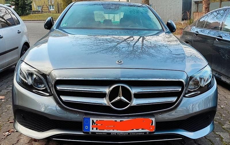 Grau Gebraucht 2018 Mercedes E200 Limousine | 22.222 € (Superpreis) - Bild 1/4