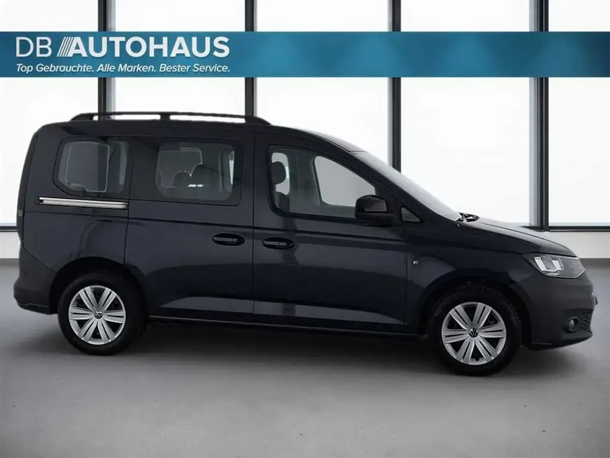 Second-hand VW Caddy 102 CP (75 kW) 2023 Albastru Monovolum