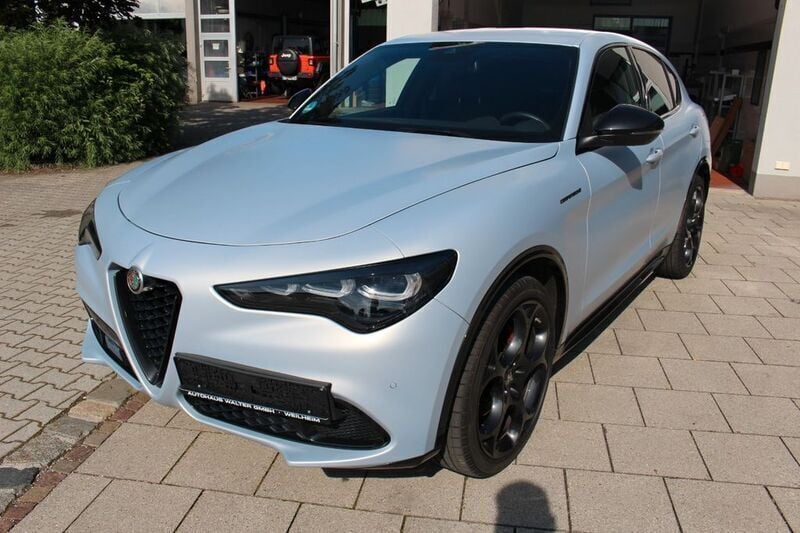 Grau Gebraucht 2023 Alfa Romeo Stelvio Competizione SUV | 42.900 € (Fairer Preis) - Bild 1/4