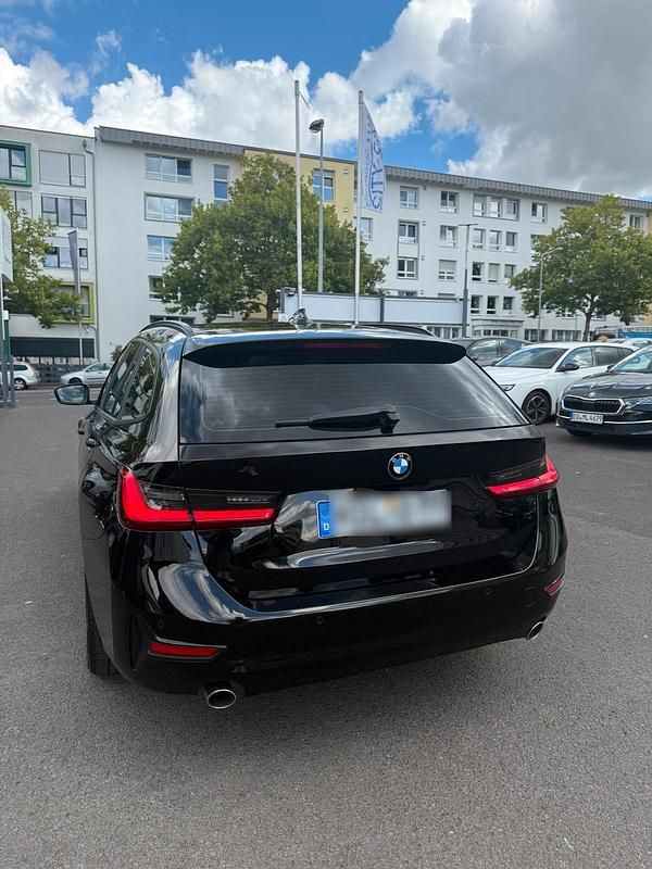 Schwarz Gebraucht 2020 BMW 318 Kombi | 16.000 € (Superpreis) - Bild 1/4