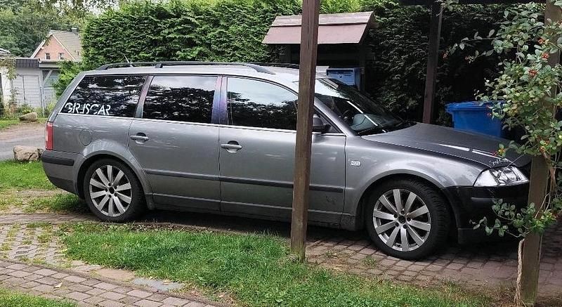 Grau Gebraucht 2002 VW Passat Kombi | 1.000 € (Fairer Preis) - Bild 1/3