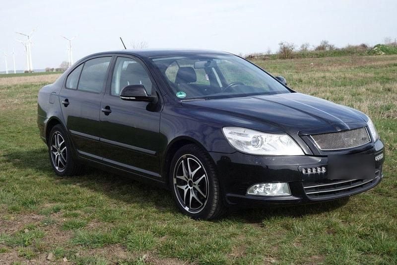 Gebraucht Skoda Octavia Ambiente 105 PS (77 kW) 2011 Schwarz Limousine