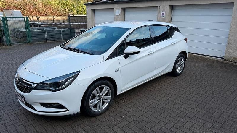 Gebraucht Opel Astra Dynamic 110 PS (80 kW) 2017 Weiß Limousine