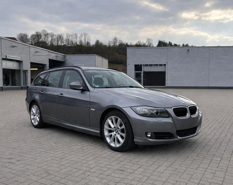 Gebraucht BMW 320 184 PS (135 kW) 2012 Grau Kombi