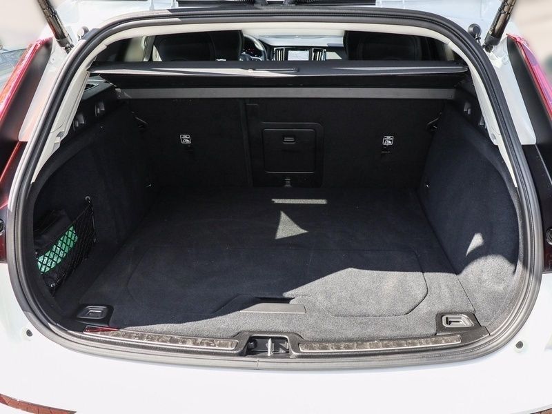 Weiß Gebraucht 2024 Volvo V60 Core Kombi | 39.540 € (Fairer Preis) - Bild 1/4