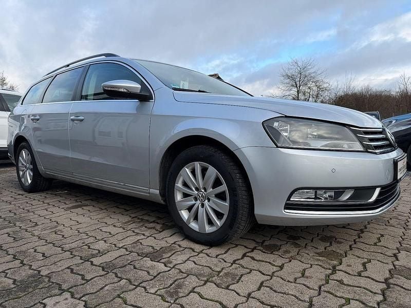Silber Gebraucht 2011 VW Passat Comfortline Kombi | 9.999 € (Etwas zu teuer) - Bild 1/4