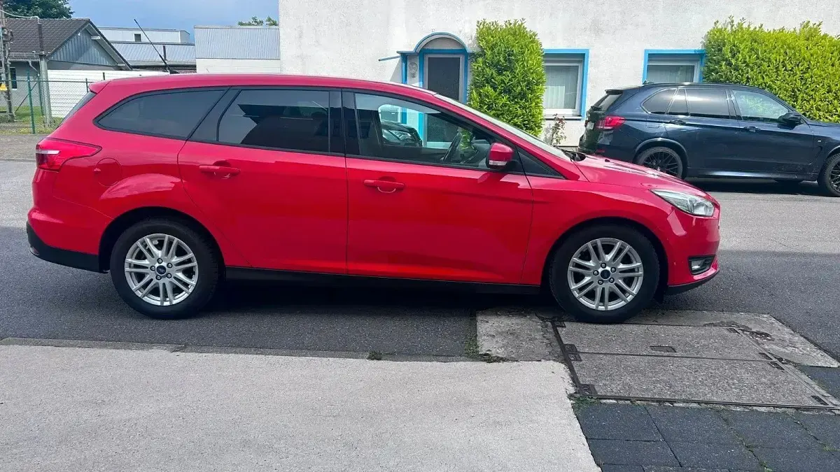 Gebraucht Ford Focus Trend 125 PS (91 kW) 2017 Blau Kombi
