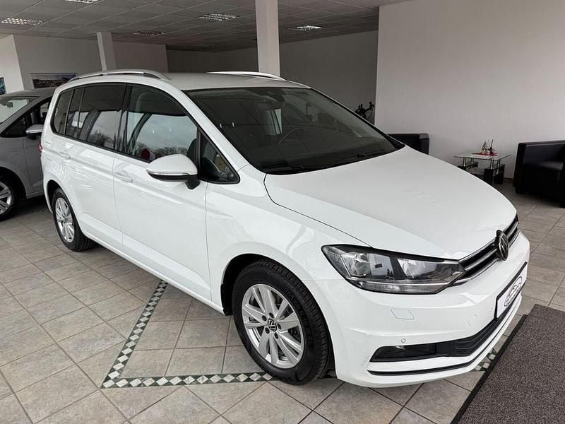 Weiß Gebraucht 2023 VW Touran Comfortline Van / Kleinbus | 18.450 € (Superpreis) - Bild 1/4