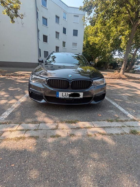 Grau Gebraucht 2019 BMW 540 Performance Kombi | 30.299 € (Guter Preis) - Bild 1/4