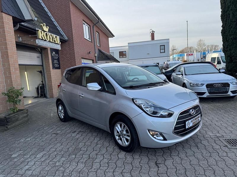 Gebraucht Hyundai i20 Edition 125 PS (91 kW) 2018 Grau Van / Kleinbus