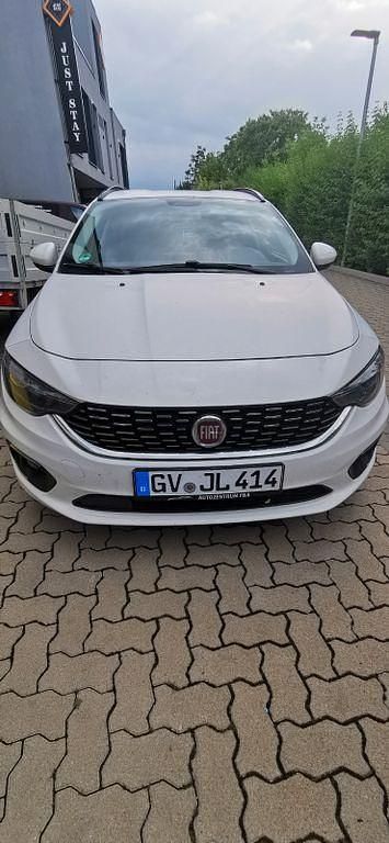 Weiß Gebraucht 2019 Fiat Tipo Lounge Kombi | 8.999 € (Guter Preis) - Bild 1/4