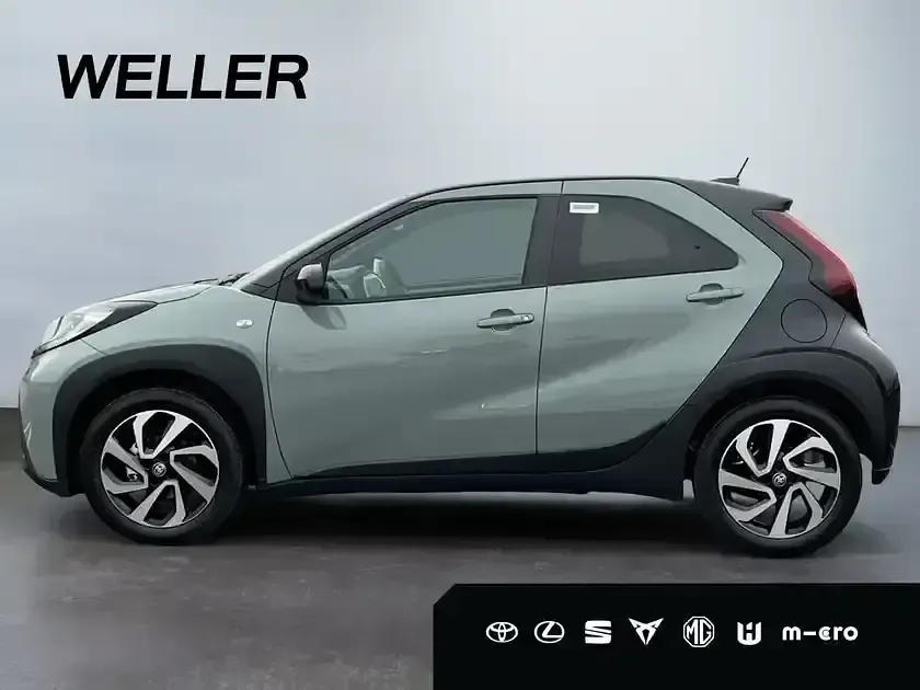 Neu Toyota Aygo 72 PS (52 kW) 2025 Urban khaki (6x3)/ black mica (209) (gruen) Kleinwagen