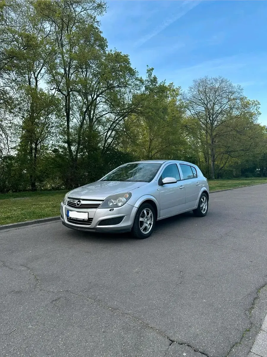 Używany Opel Astra 116 KM (85 kW) 2009 Szary Hatchback