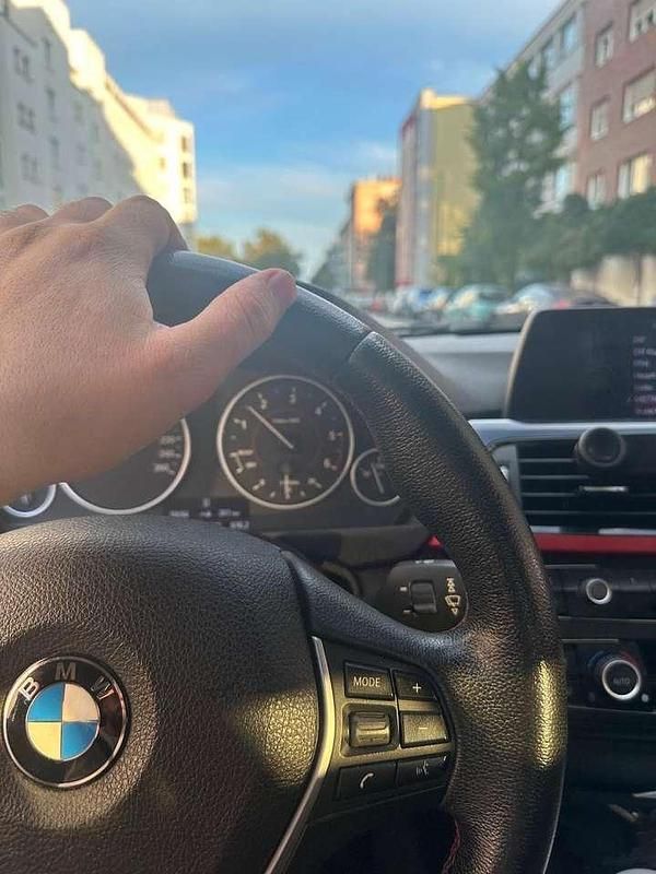 Schwarz Gebraucht 2012 BMW 320 Efficient Dynamics Limousine | 9.000 € (Fairer Preis) - Bild 1/4