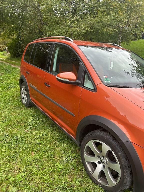 Rot Gebraucht 2010 VW Touran Van / Kleinbus | 3.950 € (Superpreis) - Bild 1/4
