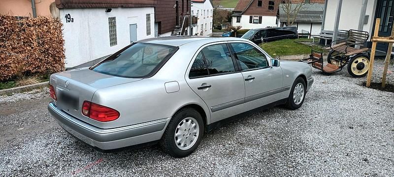 Brugt Mercedes E200 1997 Sølv Sedan