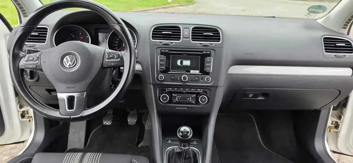 Gebraucht VW Golf VI 105 PS (77 kW) 2012 Weiß Kleinwagen