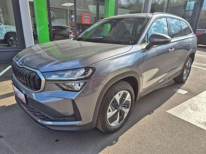 Grey (metallic) Neu 2025 Skoda Kodiaq Selection SUV | 42.980 € (Fairer Preis) - Bild 1/4