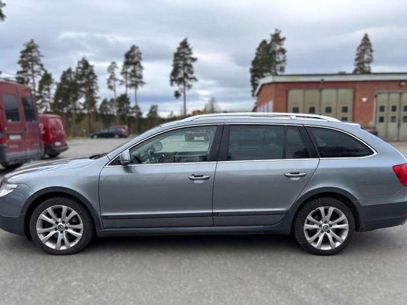 Gebraucht Skoda Superb Comfort 140 PS (102 kW) 2012 Blau Kombi