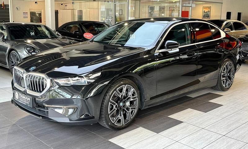 Schwarz Gebraucht 2024 BMW 550e Performance Limousine | 69.850 € (Superpreis) - Bild 1/4
