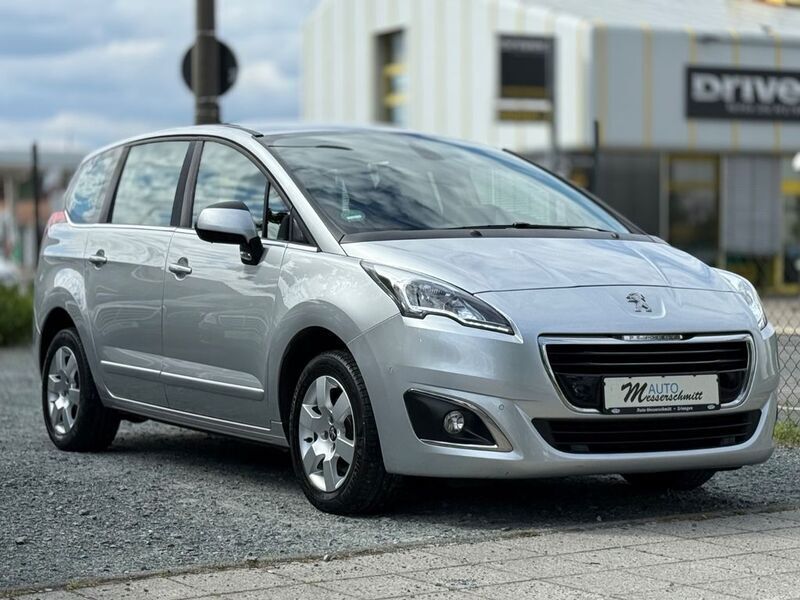 Grau Gebraucht 2016 Peugeot 5008 Active Van / Kleinbus | 16.440 € - Bild 1/2